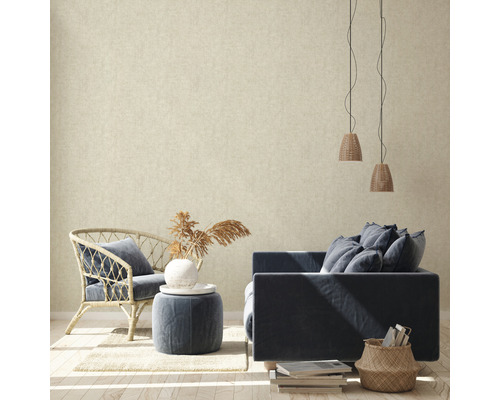 Wohnzimmer mit Rattansessel, Sofa und gemusterter Tapete