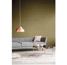 Wohnzimmer mit grauer Couch, Tisch, Lampe und gemusterter Tapete