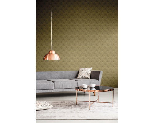 Salon avec canapé gris, table, lampe et papier peint à motifs