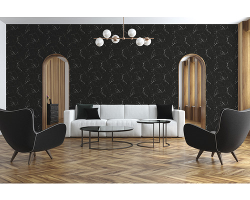 Salon avec papier peint en marbre noir, canapé et fauteuils