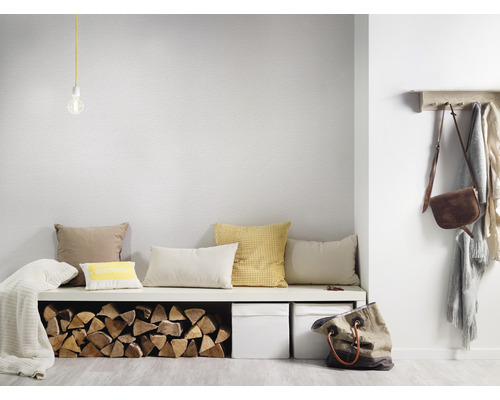 Hall d''entrée avec tapisserie murale, banc avec coussins et bûches, vestiaire et lampe