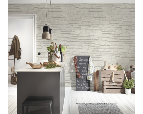 Cuisine claire avec papier peint imitation brique, îlot de cuisine, suspensions et décorations