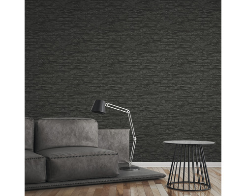 Salon avec canapé, lampadaire, table d''appoint et papier peint imitation pierre.