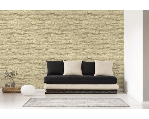 Wohnraum mit Steinoptik Tapete, Sofa und Dekoration