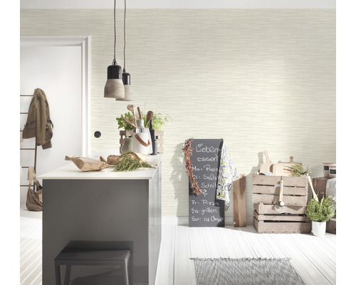 Helle Küche mit gemusterter Tapete, Kücheninsel und Kreidetafel