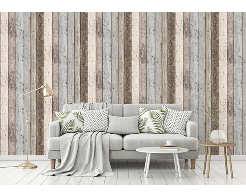 Salon avec canapé et papier peint mural imitation bois