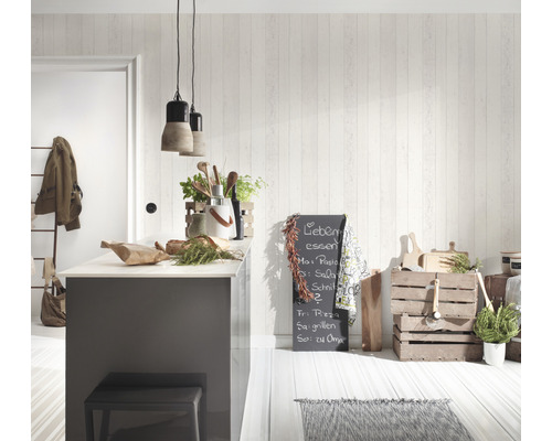 Scène de cuisine avec tableau noir, caisses en bois et suspensions