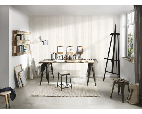 Atelier lumineux avec chevalet, table avec matériel de peinture et étagère en bois