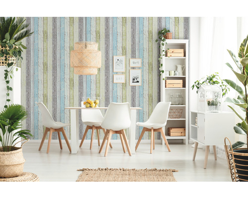 Esszimmer mit Holztapete, Esstisch und weißen Stühlen