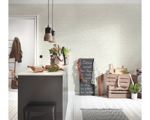 Helle Küche mit Kücheninsel, Dekoration und Tafel