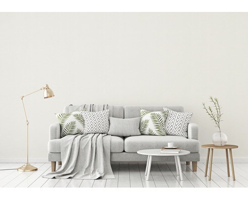 Salon avec canapé, coussins, table et lampadaire