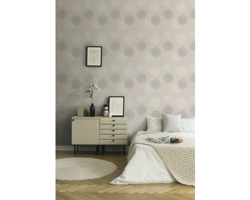 Schlafzimmer mit Kommode, Bett und Tapete mit Kreisdesign