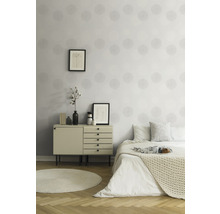 Helles Schlafzimmer mit gemusterten Tapeten, Kommode und Bett