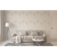 Wohnzimmer mit Sofa, Stehlampe und gemusterter Tapete