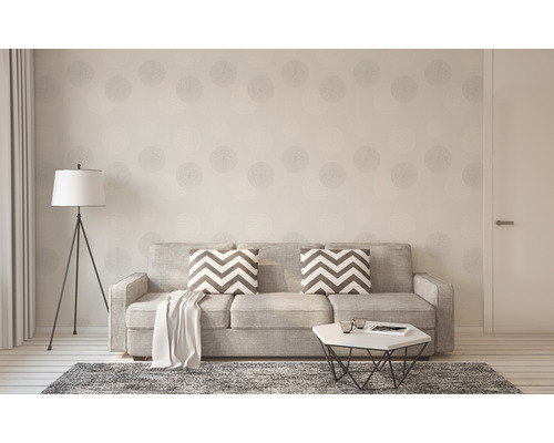 Wohnzimmer mit Sofa, Stehlampe und gemusterter Tapete