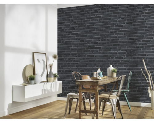 Salle à manger avec table et mur aspect brique