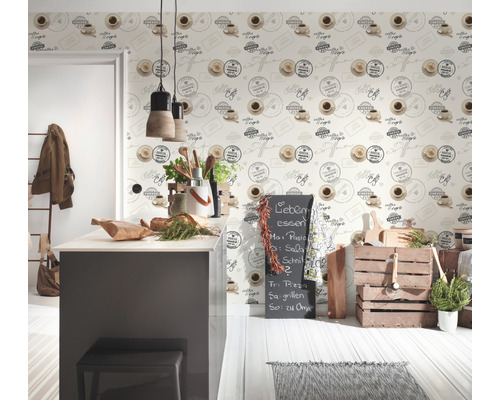 Cuisine claire avec papier peint café et îlot de cuisine foncé