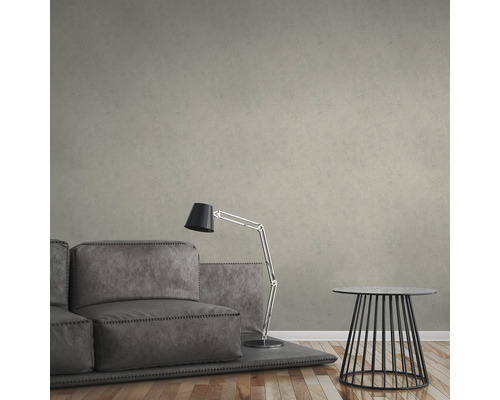 Wohnzimmer mit Sofa, Stehlampe und Beistelltisch