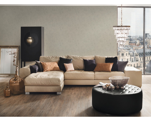 Wohnzimmer mit Ecksofa, Ottomane und Dekorationen für eine gemütliche Atmosphäre