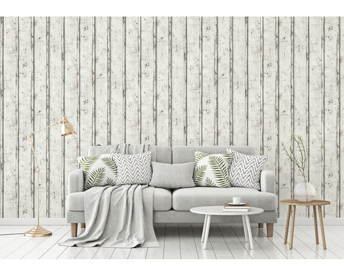 Wohnzimmer mit Tapete in Holzoptik, Sofa, Tisch und Stehlampe