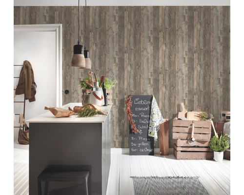 Helle Küche mit Wandtapete in Holzoptik und Kochutensilien