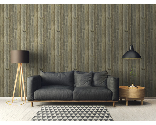 Wohnzimmer mit Sofa, Lampe und Tapete in Holzoptik