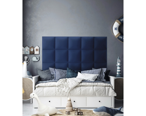 Kinderzimmer mit blauem Wandpaneel, weißem Bett und nautischer Dekoration