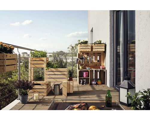 Balkon mit Hochbeeten und Kräutergarten in Holzkisten
