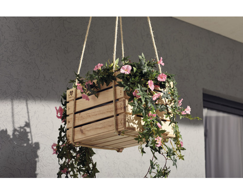 Hängender Pflanzkasten aus Holz mit Seilaufhängung und rosa Blumen