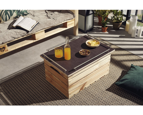 Aussenbereich mit Sofa aus Paletten und Tisch aus Holzkisten, dekoriert mit Getränken und Snacks
