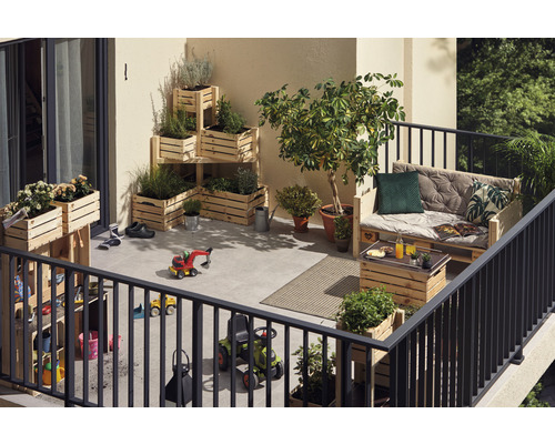 Balkon mit Pflanzen in Holzkisten, Holzpalette als Sitzgelegenheit und Kinderspielzeug