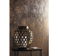 Dekorative Tapete mit Metallic-Effekt und goldener Laterne auf einem Tisch