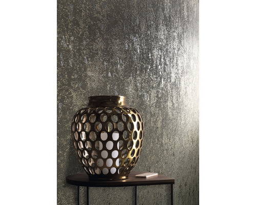 Lanterne dorée avec bougie sur une table devant un mur texturé