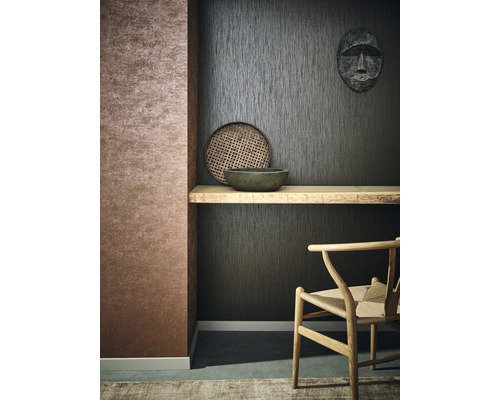 Dekoratives Zimmer mit Wandtapeten, Holzregal und Stuhl