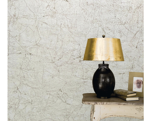 Papier peint décoratif avec motif craquelé dans une pièce à vivre