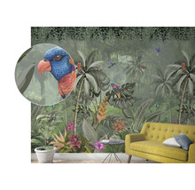 Papier peint photo sur le thème de la jungle avec des perroquets, des palmiers et des plantes tropicales dans un salon