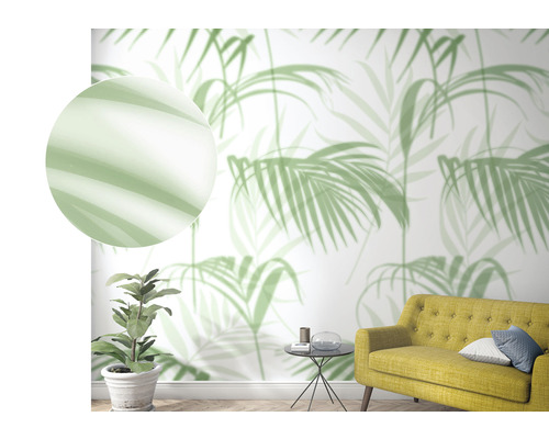 Salon avec papier peint à feuilles de palmier, canapé jaune et plante d''intérieur