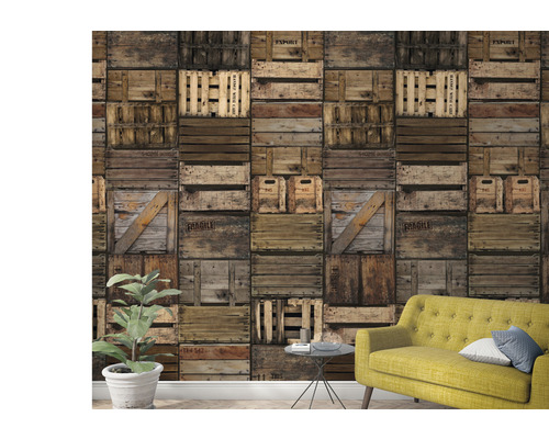 Intérieur avec un papier peint imitant des caisses en bois empilées et un canapé jaune.