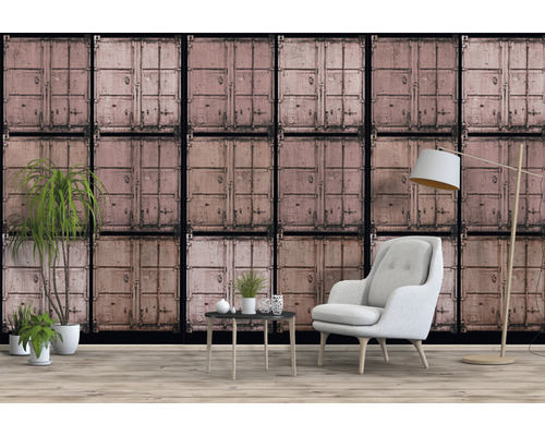 Wohnraum mit Fototapete im Container Design, Sessel, Stehlampe und Zimmerpflanzen