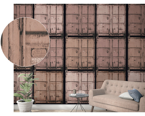 Wohnraum mit Tapete im Design von übereinandergestapelten Containern