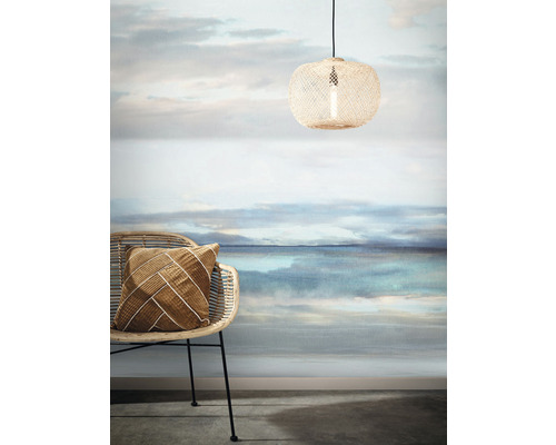 Intérieur décoratif avec meubles en rotin, coussin décoratif, suspension et papier peint photo avec motif de paysage