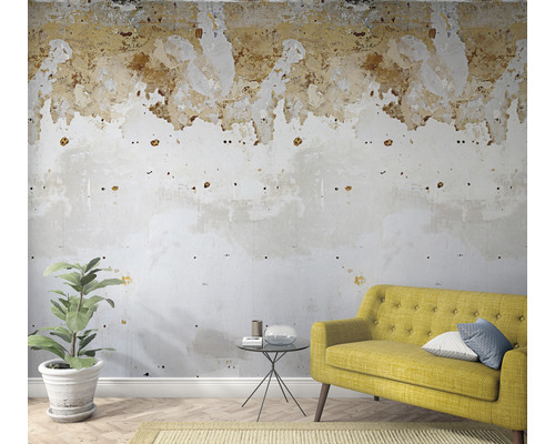Wohnzimmer mit gelbem Sofa, Zimmerpflanze und sanierter Wand