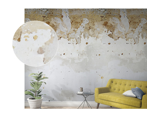 Wohnzimmer mit beschädigter Wand und Vergrößerung der Wandstruktur