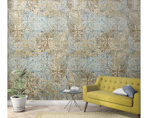 Séjour avec papier peint à motifs, canapé et plante en pot