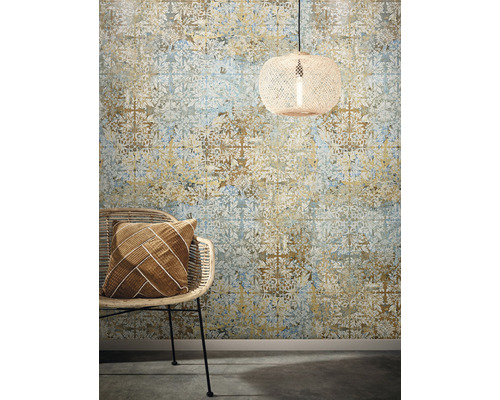 Pièce décorative avec papier peint à motifs, lampe et chaise