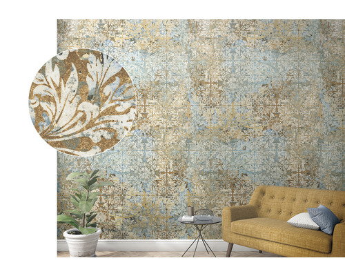 Intérieur avec papier peint à motifs, canapé et plante d''intérieur