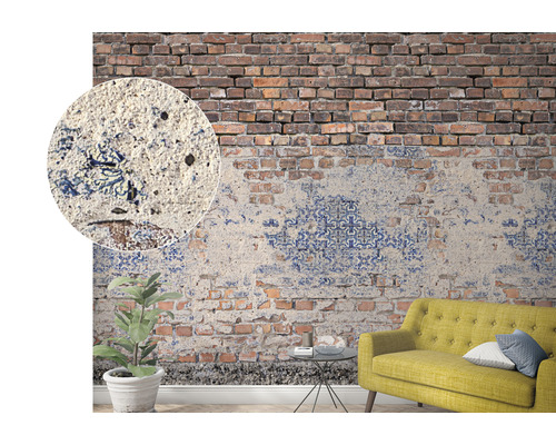 Wandbild mit Backsteinmuster, blauen Ornamenten und Putzeffekt