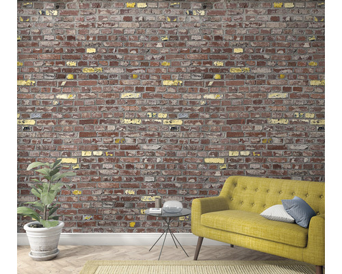 Raum mit Backsteintapete, Sofa, Pflanze und Beistelltisch