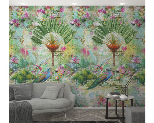 Salon avec papier peint à motifs floraux et végétaux tropicaux ainsi que des paons