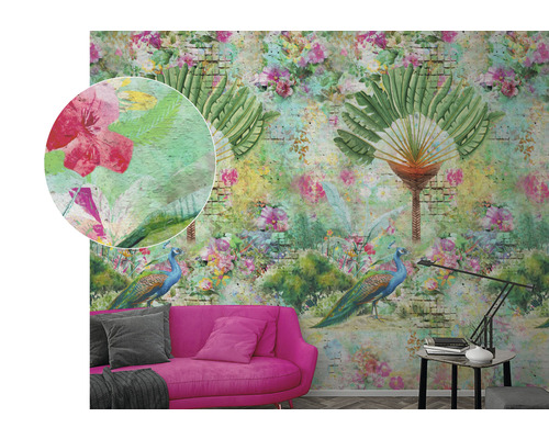 Mur avec papier peint style jungle avec paons, fleurs et palmiers